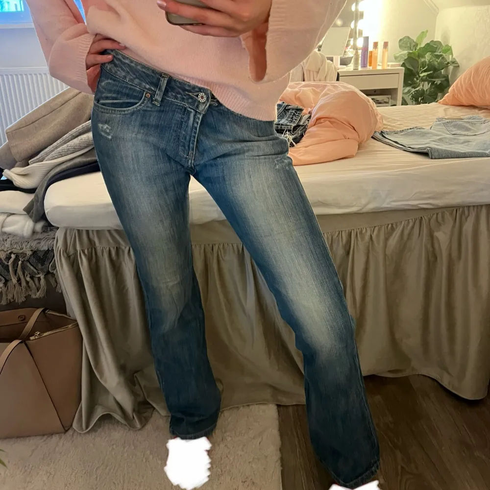 Snygga lågmidjade jeans som inte kommer till användning. Lite stora i midjan på mig så har knäppt in de (bild 2). Storlek 30x32, bra i längd på mig som är 170 💘. Jeans & Byxor.