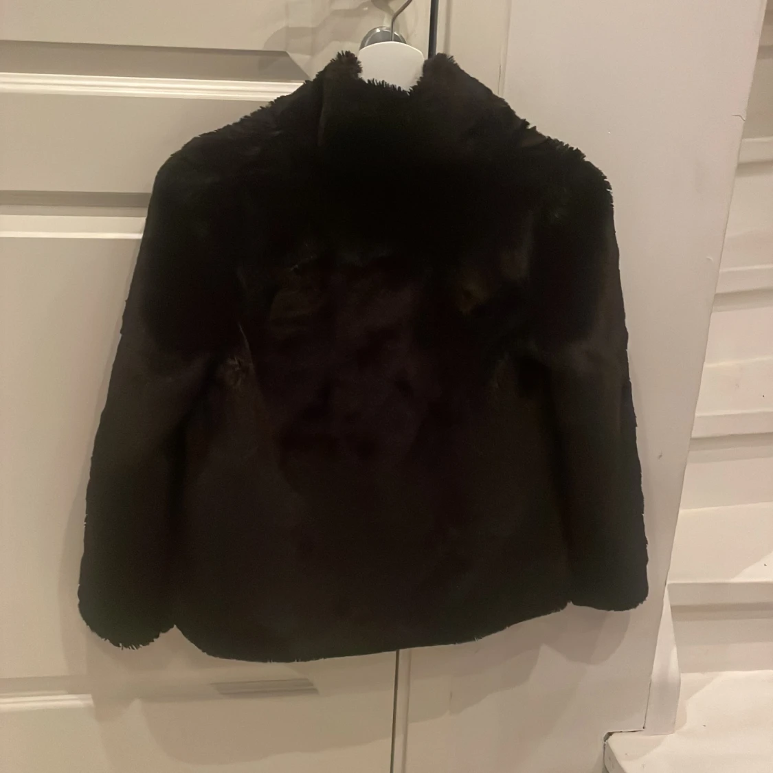 En svart pälsjacka storklek: 152 (11-12år). 100kr - 90