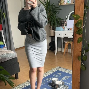 Grå kjol - En grå pennkjol i bomull! Superskön och har resår i midjan, ganska stretchig! Använd endast 1 gång så inga defekter alls! Hör av dig om du har fler funderingar! 🥰