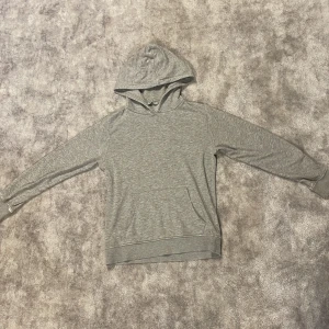 Grå hoodie - En riktigt snygg och simpel grå hoodie. Passar den som har 146-152 i storlek. Säljer pågrund av att den inte längre passar mig. Den har en liten fläck vid ärmen(syns på bilden). Priset går att diskutera och om du har mer frågor är det bara att skriva