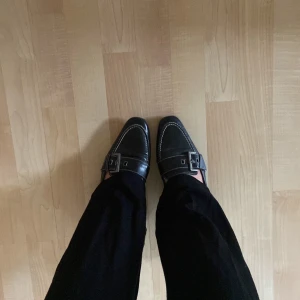 Trendiga klackar - Väldigt fina klackar, dom är i väldigt fint skick på utsidan men inne i skon så är det lite defekter. 