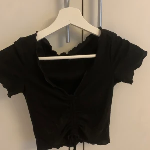 Svart topp - Svart fin topp från MONKI i storlek xxs. Nypris ca 300 kr