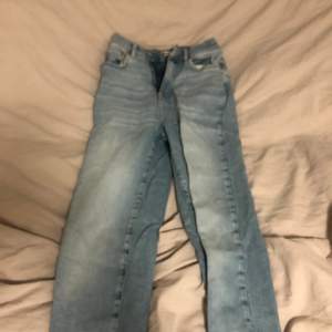 Jätte fina jeans ifrån Ginatricot, väldigt fint skick, använda fåtals gånger🩷