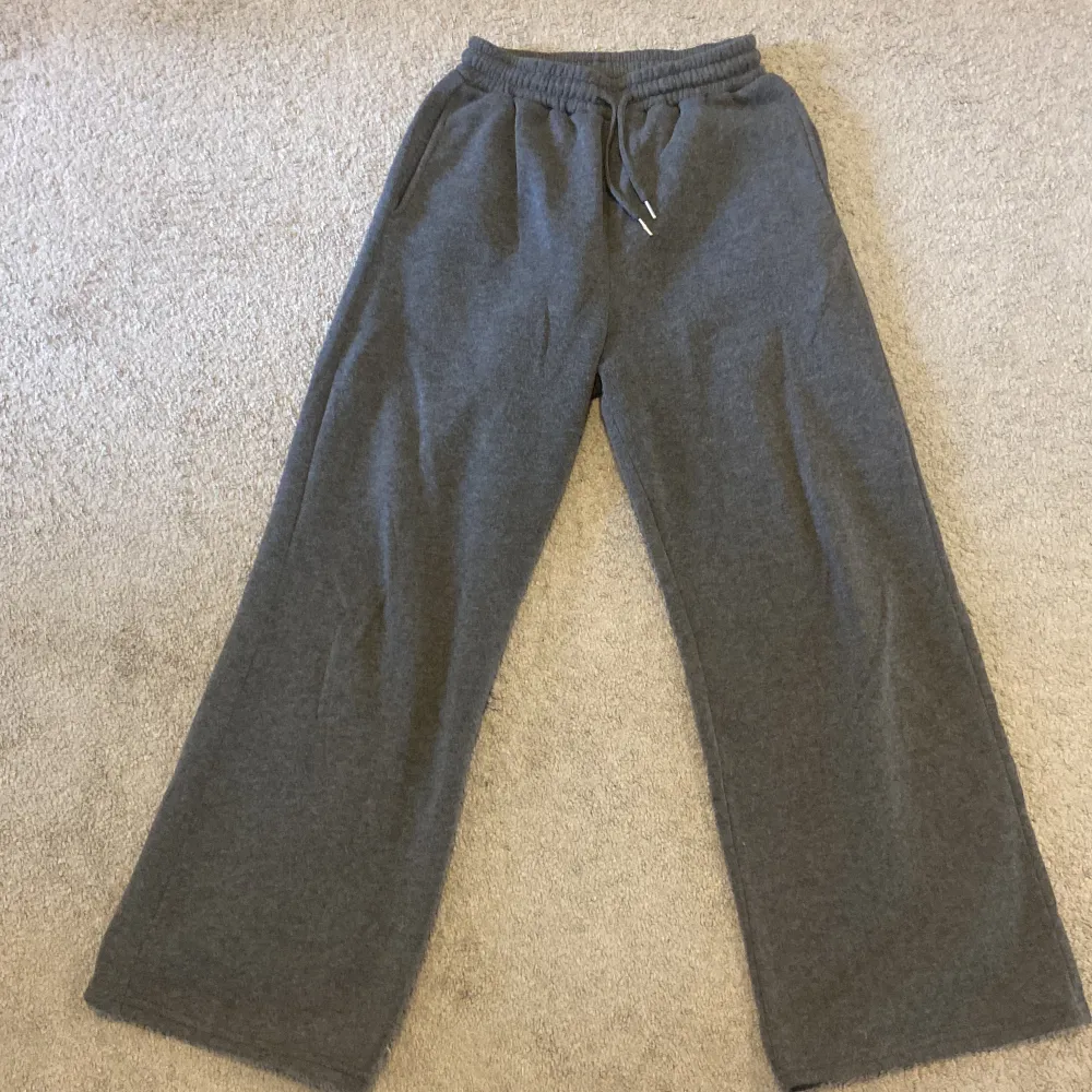 Sköna och varma mjukisbyxor! Varken märket eller storleken står i byxorna men den passar storlek s/m. . Jeans & Byxor.