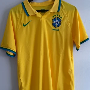 Brasilien tröja - Väldigt fin tröja från sist vm, inga skavanker, inget nummer tyvärr så den blir billigare