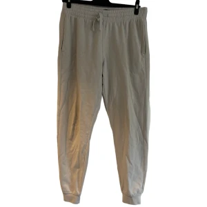 Mjukisbyxor  - Mjukisbyxor från HM. Skicka 10/10. Köpta för 200