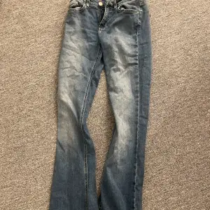säljer mina nya jeans från only, strl s/34🩷 säljer då dem är alldeles för långa för mig! nypris 429 kr🥰