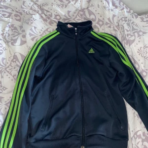 Adidas tröja. Tracksuit.  - Tröja för båda man och kvinna.  Storlek: M  Skick: bra  