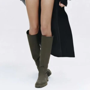 Boots/Stövel ZARA  - Skitsnygga helt oanvönda stövlar/boots från ZARA i färgen grön. Slutsålda på hemsidan. 