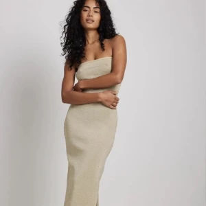 Guld glittrig bandeau klänning - Guld glittrig bandeau klänning från nakd i storlek S, lång med slits längst ner på ena sidan, nyskick och köpt för 800kr