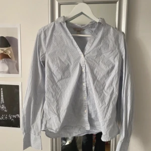 Blårandig skjorta - Blårandig skjorta från H&M 🤍 fint skick 