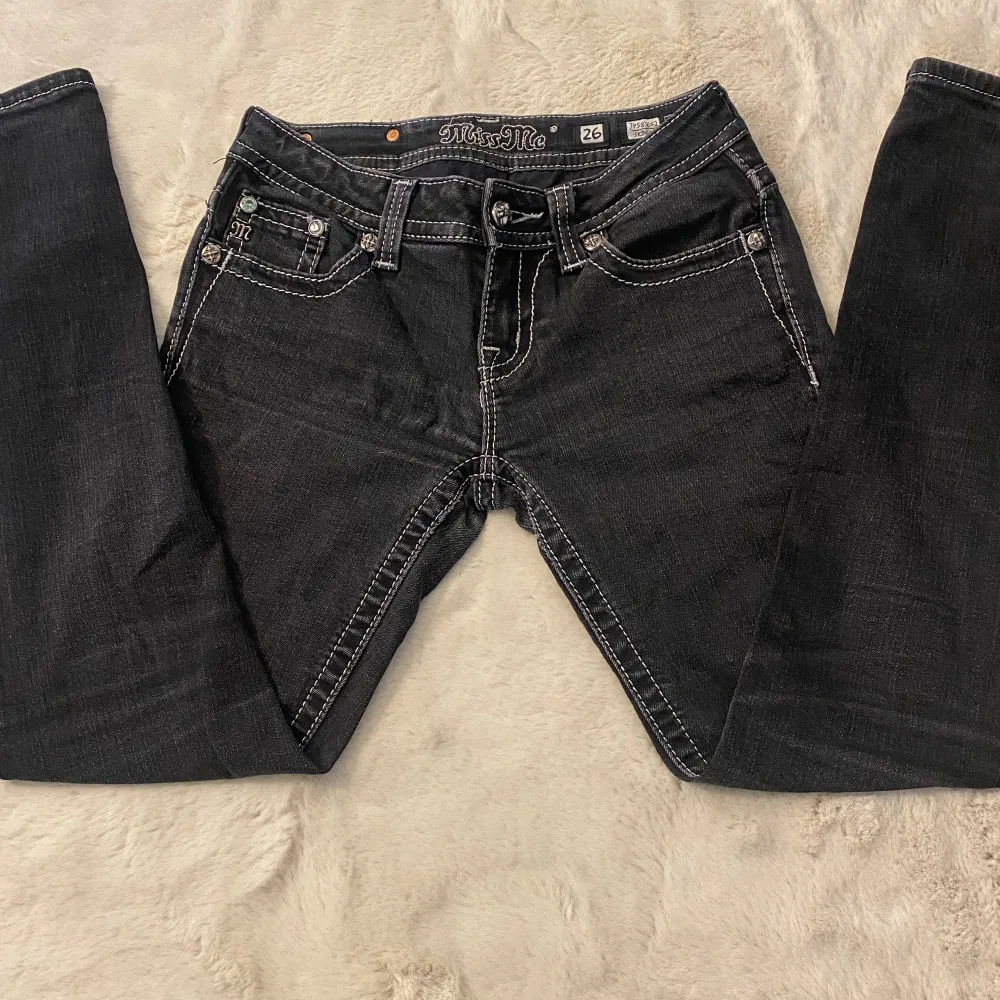 Svarta miss me jeans, storlek 26 skinny lowwaist. Är nästan oanvända, skriv för mer bilder🫶. Jeans & Byxor.