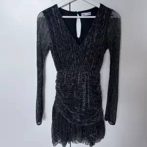 Säljer min klänning från meet me there i storlek xxs/xs🥰 Köpt för 525kr plus frakt och använd 2 gånger.  Om du är intresserad eller har frågor kan du skriva🥰
