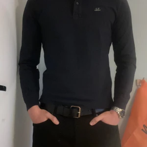 C.P. Company Långärmad Pikétröja - Storlek M. Bra skick.  Originalpris 1540kr.  Hör av er vid funderingar!