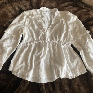 Vit blus - Säljer denna superfina blusen❤️
