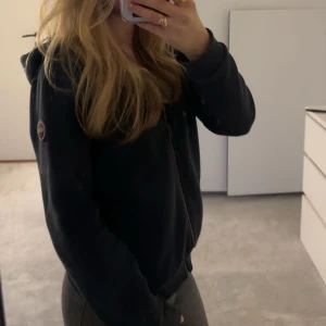 Colmar kofta - Colmar kofta i storlek 170. Passar mig som har xs/s. Inga defekter. Originalpris 1200kr 💞💞