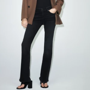 Slutsålda bootcut jeans från zara - Säljer dessa utsvängda jeansen från zara som inte går att köpa längre, köpte de i somras men de var tyvärr försmå så de har aldrig kommit till användning❤️