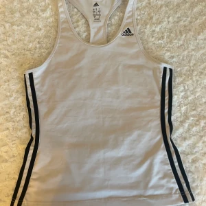 Adidas träningslinne - Klassiskt träningslinne från adidas i stl S men passar fler storlekar. Är använt några gånger men är ändå i gott skick. Pris kan diskuteras.