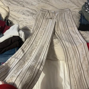 Låg midjade byxor - Jätte snygga byxor med mönster som tyvärr är för små💕