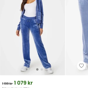 Juciy byxor blåa  - Säljer mina juciy byxor köpta för 1200kr aldrig använt för de är för stora🩷👚