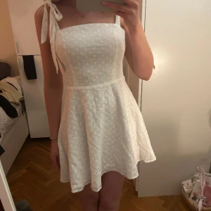 Vit klänning  - Så fin vit klänning. Helt oanvänd endast testad. Perfekt studentklänning. Storlek 36