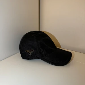 Re-Nylon baseball cap - Säljer nu en helt ny Re-Nylon baseball cap. Den är aldrig använd. Nypris: 6500kr, mitt pris 2999kr. Finns även kvitto.