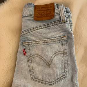 Skitsnygga ljusblå Levis jeans jag säljer nu pga blivit för små 💕 I W23  och perfekta på mig som är 162cm 💕 Köpte nya för 1000 kr 