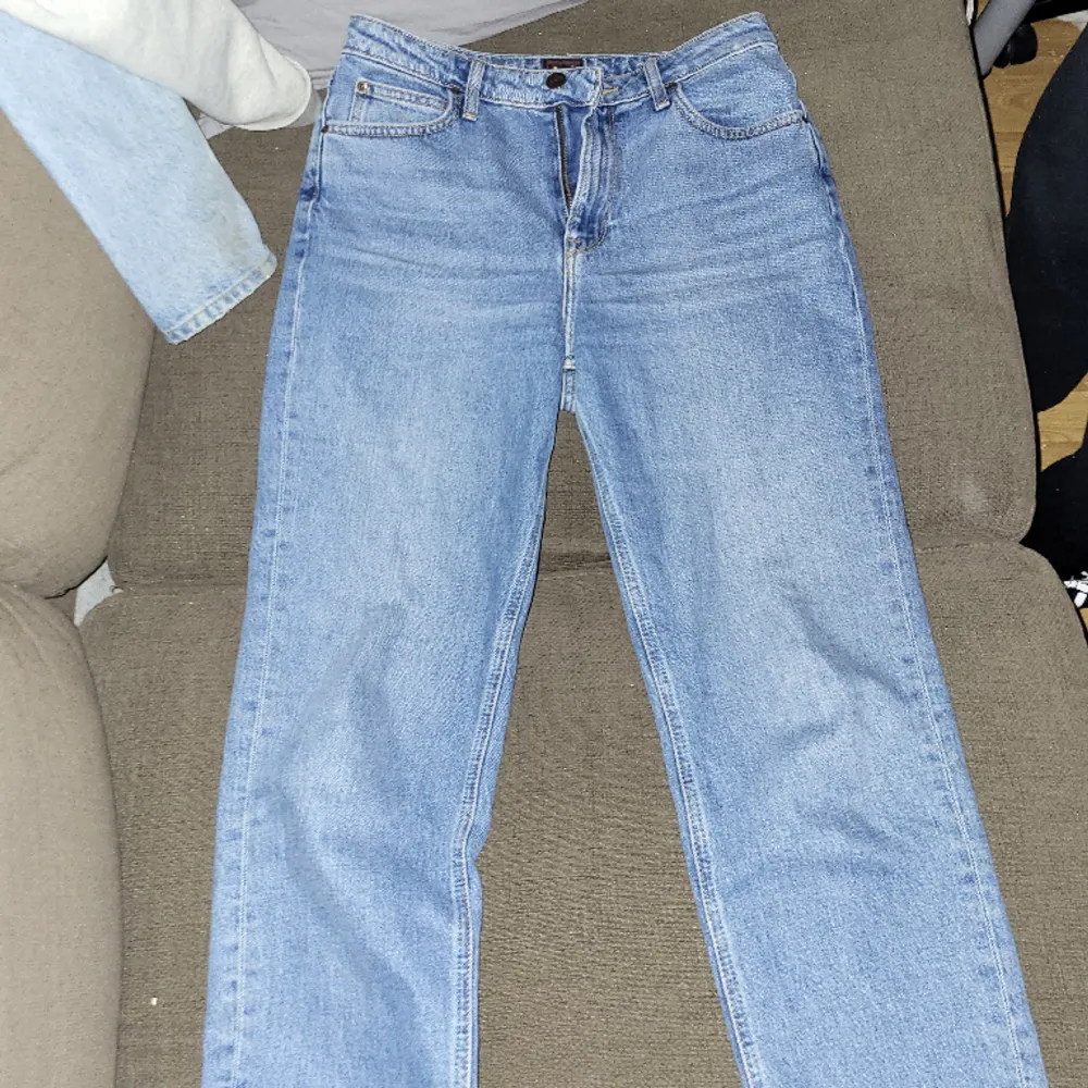Strl W28 L3. De heter Lee jeans Carol och jag köpte dem för 999 på ellos. Säljer dem för mindre än halva priset. Använt dem lite men de ser ut att vara i nyskick! 💖. Jeans & Byxor.