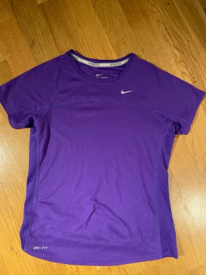 Lila nike t-shirt - En lila tränings t-shirt som tyvärr blivit lite för liten på mig. Kontakta för fler bilder❤️