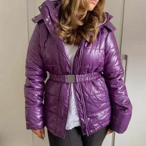 Lila jacka💜 - Supersnygg lila höst/vinter jacka💜🙆🏽‍♀️Storlek 38, köpt secondhand men inte kommit till någon användning. Köp direkt via ”köp nu” knappen<3