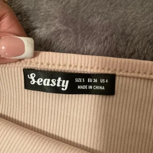 beige topp  - säljer denna topp från shein, helt ny o har aldrig använt den❤️