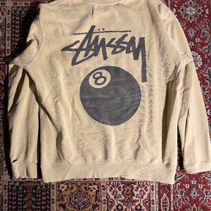 Stussy tröja - En 8-ball stussy sweatshirt med lite fade och distressing  Storlek M 