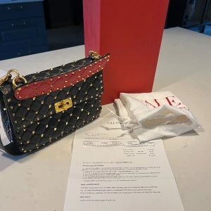 Valentino väska  - Tjena, säljer en Valentino väska i toppskick, kvitto låda dustbag tillkommer. Perfekt väska😍