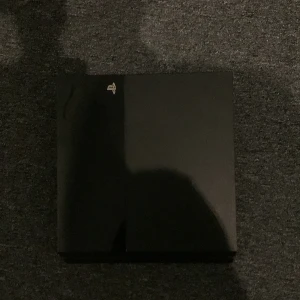 Ps4 - Säljer mit ps4 den låter högt men de är bara och öppna upp den o rensa de Pris kan diskuteras 