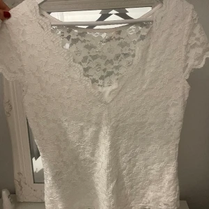 Spetstopp  - Superfin vit spetstopp som passar perfekt till fest💕