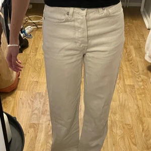Bikbok beiga jeans - Beiga/vita jeans från bikbok. Har fållat upp dem och de går ner till marken på mig som är 159cm. Säljer då jag aldrig använder dem längre🤍