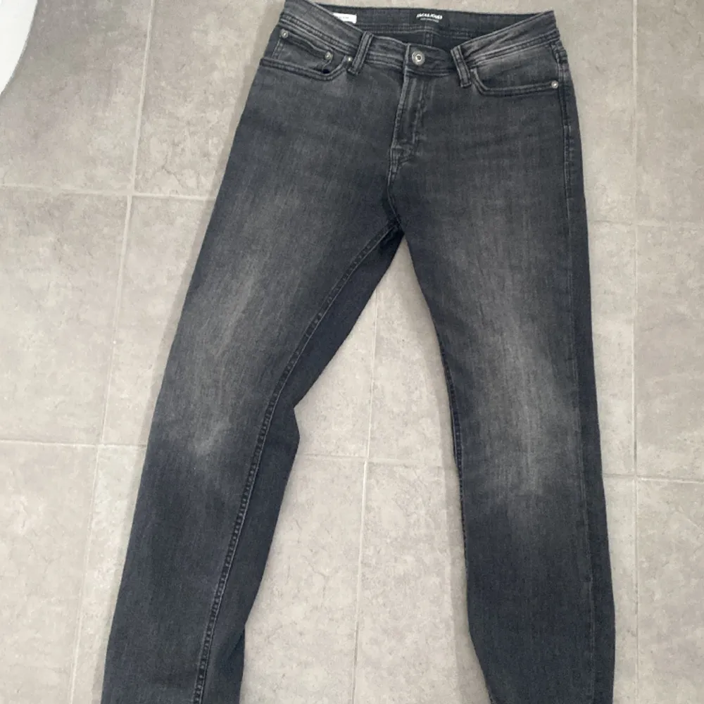 Säljer slim jack andjones jeans för sjukt bra pris, skick 10/10(aldrig använda) storleken 28 i midjan och 32 på längden. Jeans & Byxor.