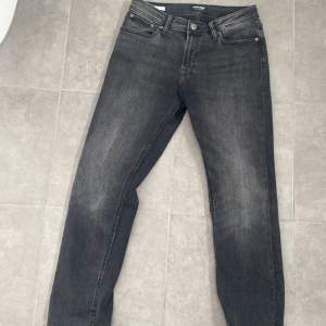 Säljer slim jack andjones jeans för sjukt bra pris, skick 10/10(aldrig använda) storleken 28 i midjan och 32 på längden