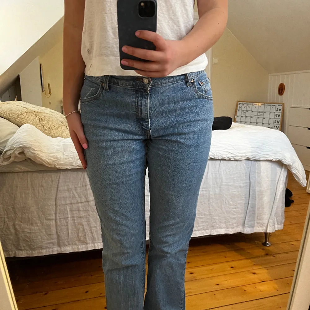 Super snygga Levis bootcut jeans i modellen 550! Vet inte storleken men passar s-m.  Midjemått: 40cm Innerben: 79cm . Jeans & Byxor.