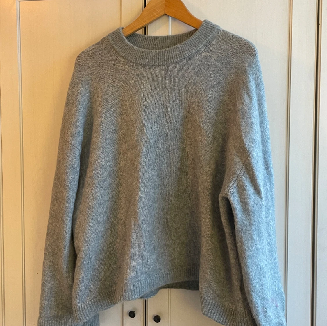 Blå stickad tröja i mohair