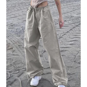 Snygga byxor  - Supersnygga byxor från Emmiol ⭐️ Väldigt bra skick ❤️Väldigt bra pris, passa på att fynda!!! 🥳🥳