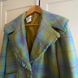 Kort jacka - Lite sliten på insidan men ingenting som märks på, tunn