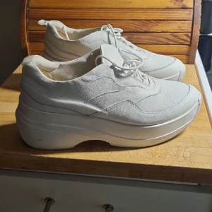 Mycket fina sneakers  - Använda fåtal gånger  Vagabond sneakers 