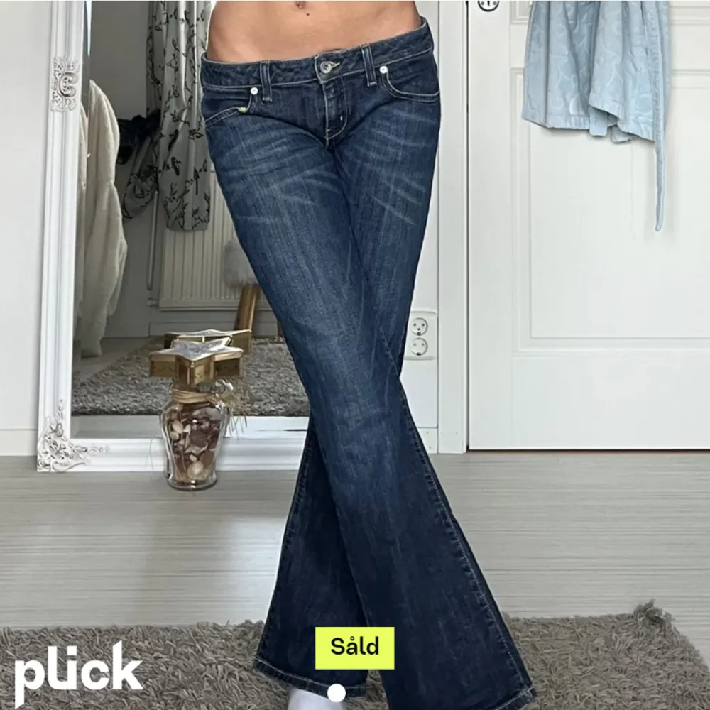 Säljer dessa jätte snygga jeans som jag köpte här på Plick (lånade bilder). Dom satt inte som jag trodde därför säljer jag💞 . Jeans & Byxor.