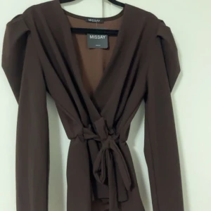 Omlott top - Helt ny. Köpt för 300 säljer för 150. 