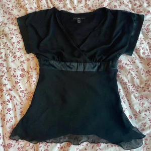 Svart topp! - Svart topp med sidenband, mycket bra skick. Hör av dig vid frågor 💕