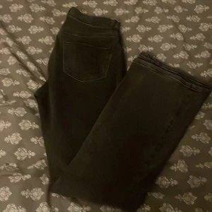 Lågmidjade bootcut - Lågmidjade bootcut ifrån gina tricot. Sparsamt använda och i nyskick. Strl 38.