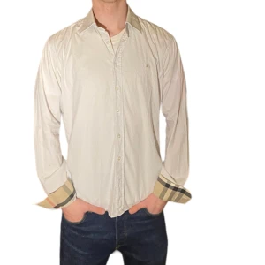 Burberry skjorta  - Burberry skjorta i väldigt bra skick, inga fläckar eller hål. Storlek L fast slim så passar M väldigt bra. Modellen på bilden är 183 och väger 66kg. Kom privat för frågor elrr fler bilder.