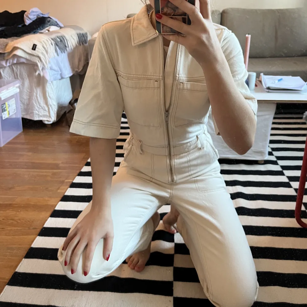 Helt oanvänd jumpsuit från weekday. Strl xs, alla prislappar är kvar då den endast är testad. 🌷. Övrigt.