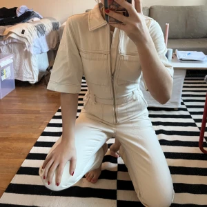 Jumpsuit - Helt oanvänd jumpsuit från weekday. Strl xs, alla prislappar är kvar då den endast är testad. 🌷